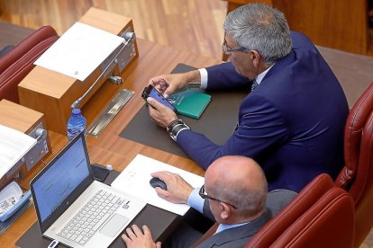 EL AMBIENTE Centeno y Blanco, consultan el ordenador y el móvil. / J.M.LOSTAU