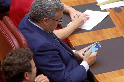 EL AMBIENTE El ‘popular’ Julián Ramos, con el móvil. / J.M.LOSTAU
