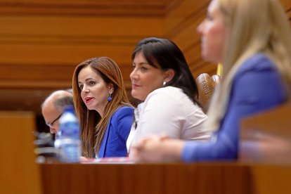 EL AMBIENTE Silvia Clemente y Ana Sánchez. / J.M.LOSTAU