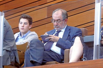 EL AMBIENTE El ex dirigente socialista Jesús Quijano toma notas. / J.M.LOSTAU