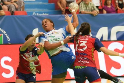 Partido jugado en Huerta del Rey  entre el Caja Rural Aula y el Atlético Guardés. J. M. LOSTAU