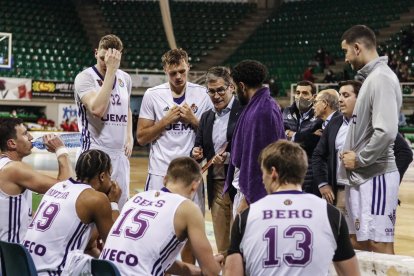 Roberto González da indicaciones durante el Cáceres - Real Valladolid Baloncesto. / LOF