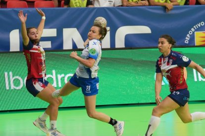 Partido jugado en Huerta del Rey  entre el Caja Rural Aula y el Atlético Guardés. J. M. LOSTAU