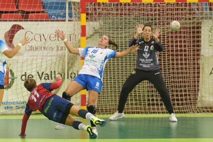 Partido jugado en Huerta del Rey  entre el Caja Rural Aula y el Atlético Guardés. J. M. LOSTAU