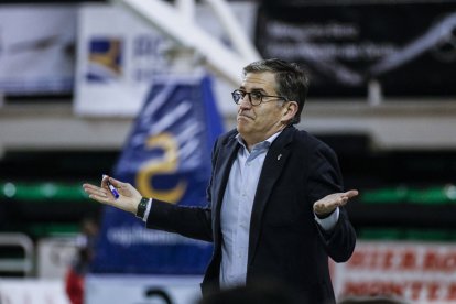 Roberto González pide explicaciones durante el encuentro. / LOF
