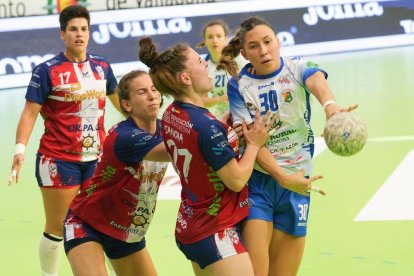 Partido jugado en Huerta del Rey  entre el Caja Rural Aula y el Atlético Guardés. J. M. LOSTAU