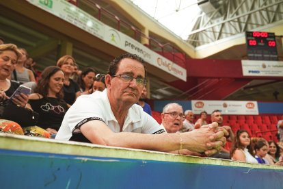 El convaleciente Miguel Ángel peñas en Huerta del rey en primera fila de la grada. / VALENTÍN G. DE GARIBAY