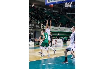 Cáceres - Real Valladolid Baloncesto. / LOF