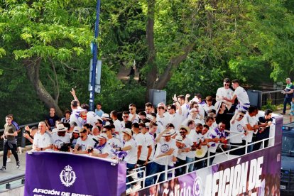 Celebración del ascenso del Real Valladolid en las calles. / M. G. EGEA