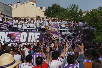Celebración del ascenso del Real Valladolid en las calles. / PHOTOGENIC