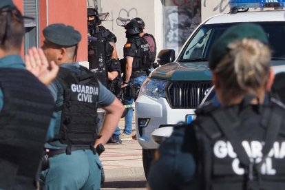 La Guardia Civil mantiene acordonada la calle de Santovenia donde se encuentra atrincherado el asesino. PHOTOGENIC