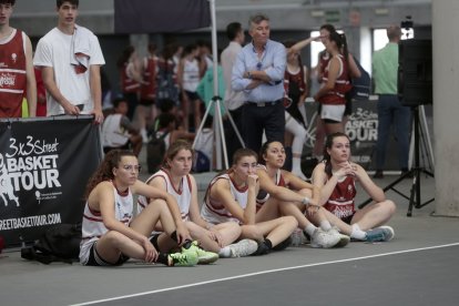 Jugadores del Street Basket Tour 3x3 esperando su turno a pie de pista. / PHOTOGENIC