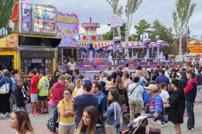 Carruseles de las Ferias de Valladolid en el Día del Niño.- J.M. LOSTAU