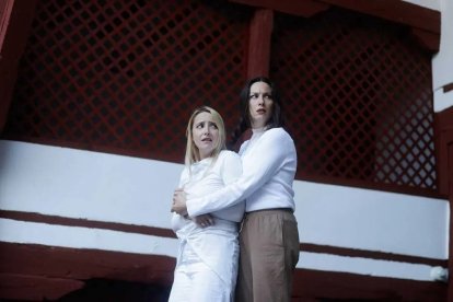 Manuela Morales y Sheyla Niño, en ‘La francesa Laura’.| F. SIGLO DE ORO