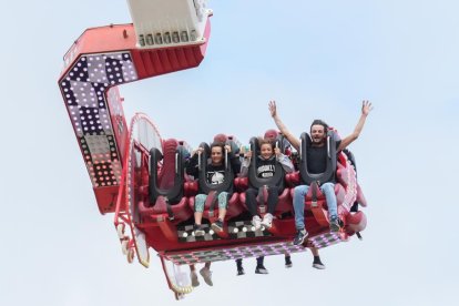Carruseles de las Ferias de Valladolid en el Día del Niño.- J.M. LOSTAU