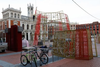 Instalación de la base del árbol de Navidad en la Plaza Mayor. -J.M. LOSTAU