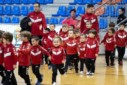 Los jugadores y jugadoras del CD Laguna en la ceremonia inaugural.