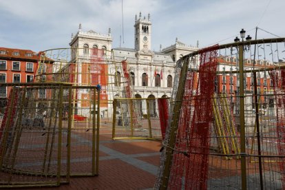 Instalación de la base del árbol de Navidad en la Plaza Mayor. -J.M. LOSTAU
