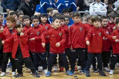 Jugadores de la UD Sur realizan una coreografía.