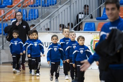 Varios de los componentes del CD Don Bosco saltan a la cancha de Pisuerga.