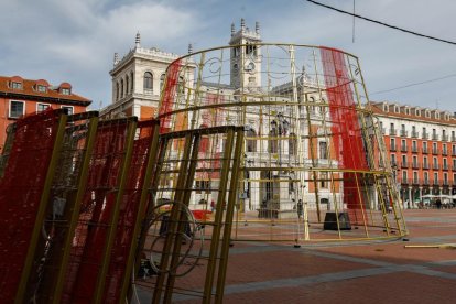 Instalación de la base del árbol de Navidad en la Plaza Mayor. -J.M. LOSTAU