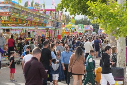 Carruseles de las Ferias de Valladolid en el Día del Niño.- J.M. LOSTAU