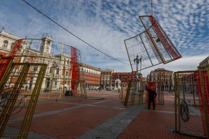 Instalación de la base del árbol de Navidad en la Plaza Mayor. -J.M. LOSTAU