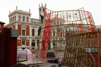 Instalación de la base del árbol de Navidad en la Plaza Mayor. -J.M. LOSTAU