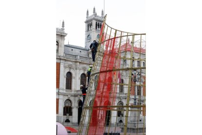 Instalación de la base del árbol de Navidad en la Plaza Mayor. -J.M. LOSTAU