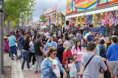 Carruseles de las Ferias de Valladolid en el Día del Niño.- J.M. LOSTAU