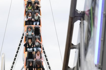 Carruseles de las Ferias de Valladolid en el Día del Niño.- J.M. LOSTAU