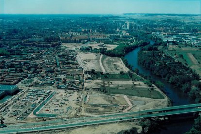 Panorámica con el puente de Cabildo en el barrio España en la década de 1980.- ARCHIVO MUNICIPAL VALLADOLID