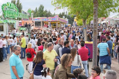 Carruseles de las Ferias de Valladolid en el Día del Niño.- J.M. LOSTAU