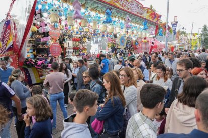 Carruseles de las Ferias de Valladolid en el Día del Niño.- J.M. LOSTAU