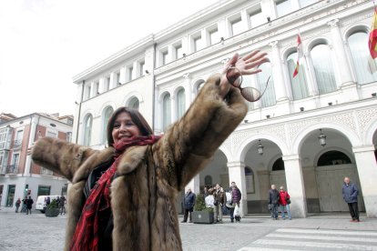 La actriz vallisoletana Concha Velasco es nombrada Embajadora del Teatro Calderón. Junto a ella, el alcalde de Valladolid, Francisco Javier León de la Riva, y la concejala de Cultura, Mercedes Cantalapiedra en marzo de 2010. - ICAL