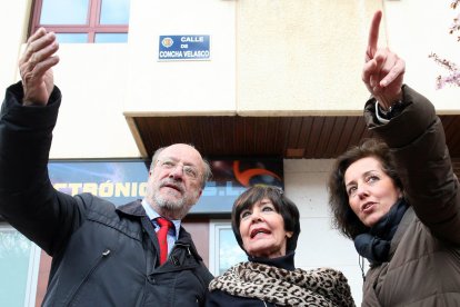 La actriz Concha Velasco en una visita a la calle que lleva su nombre, acompañada por el ex alcalde de Valladolid, Javier León de la Riva, y la ex concejala de Cultura, Mercedes Cantalapiedra. -ICAL