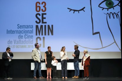 El director del cortometraje ‘Mañana y siempre’, de Manuel M. Velasco y la protagonista, Concha Velasco, junto a Kira Miró, Irene Soler, Paula Apolonio, y el productor, en la cuarta jornada de la 63ª Semana Internacional de Cine de Valladolid en octubre de 2018. - ICAL