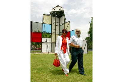 La actriz vallisoletana Concha Velasco ha participado en la grabación de un vídeo promocional de Valladolid, junto al artista Cristóbal Gabarrón en junio de 2002. - ICAL