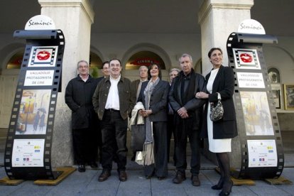 Concha Velasco junto a Juan Antonio Oporto, Alberto López Echevarrieta, Peio Aldazabal, Pedro Olea, José Sacristán y María Barranco en las puertas del Teatro Calderón en el homenaje en octubre de 2006 en una imagen de archivo. -ICAL