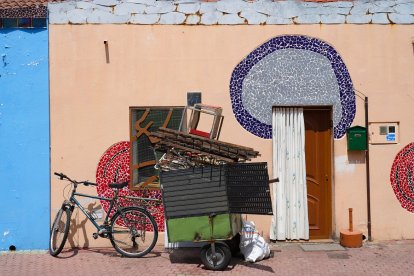 Calle Monegros en el barrio España.- J.M. LOSTAU