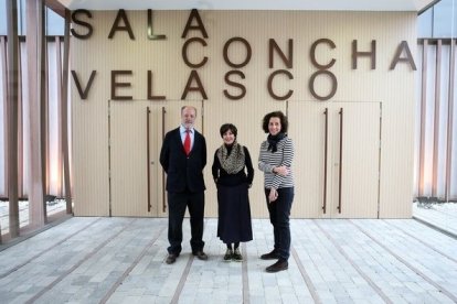 Concha Velasco en una visita a la sala del Laboratorio de Artes de Valladolid que lleva su nombre, junto al ex alcalde de Valladolid, León de la Riva, y la ex concejala de Cultura, Mercedes Cantalapiedra, en una imagen de archivo. -ICAL