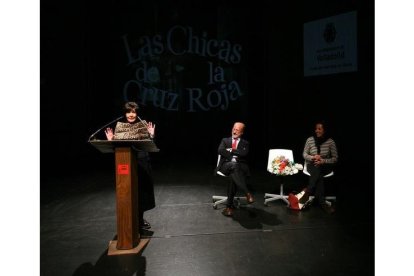 Concha Velasco en una visita a la sala del Laboratorio de Artes de Valladolid que lleva su nombre, junto al ex alcalde de Valladolid, León de la Riva, y la ex concejala de Cultura, Mercedes Cantalapiedra, en una imagen de archivo. -ICAL