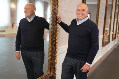 Jesús Julio Carnero durante la entrevista en el Salón de los Espejos del Teatro Calderón. J.M. LOSTAU
