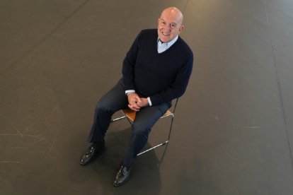 Jesús Julio Carnero durante la entrevista en el Salón de los Espejos del Teatro Calderón. J.M. LOSTAU