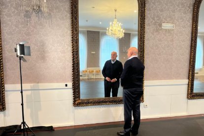 Jesús Julio Carnero se prepara para la entrevista en el Salón de los Espejos del Teatro Calderón. E.M.
