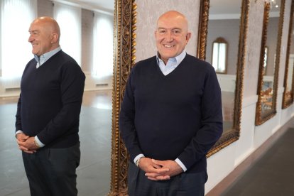Jesús Julio Carnero durante la entrevista en el Salón de los Espejos del Teatro Calderón. J.M. LOSTAU