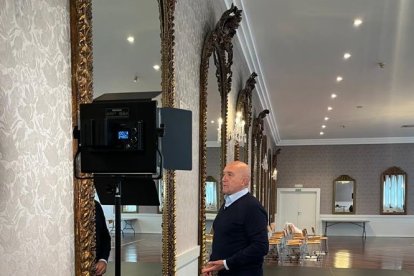 Jesús Julio Carnero se prepara para la entrevista en el Salón de los Espejos del Teatro Calderón. E.M.