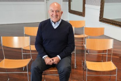 Jesús Julio Carnero durante la entrevista en el Salón de los Espejos del Teatro Calderón. J.M. LOSTAU