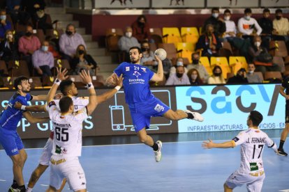 Miguel Martínez se eleva para superar a la defensa leonesa. / LOF