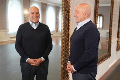 Jesús Julio Carnero durante la entrevista en el Salón de los Espejos del Teatro Calderón. J.M. LOSTAU